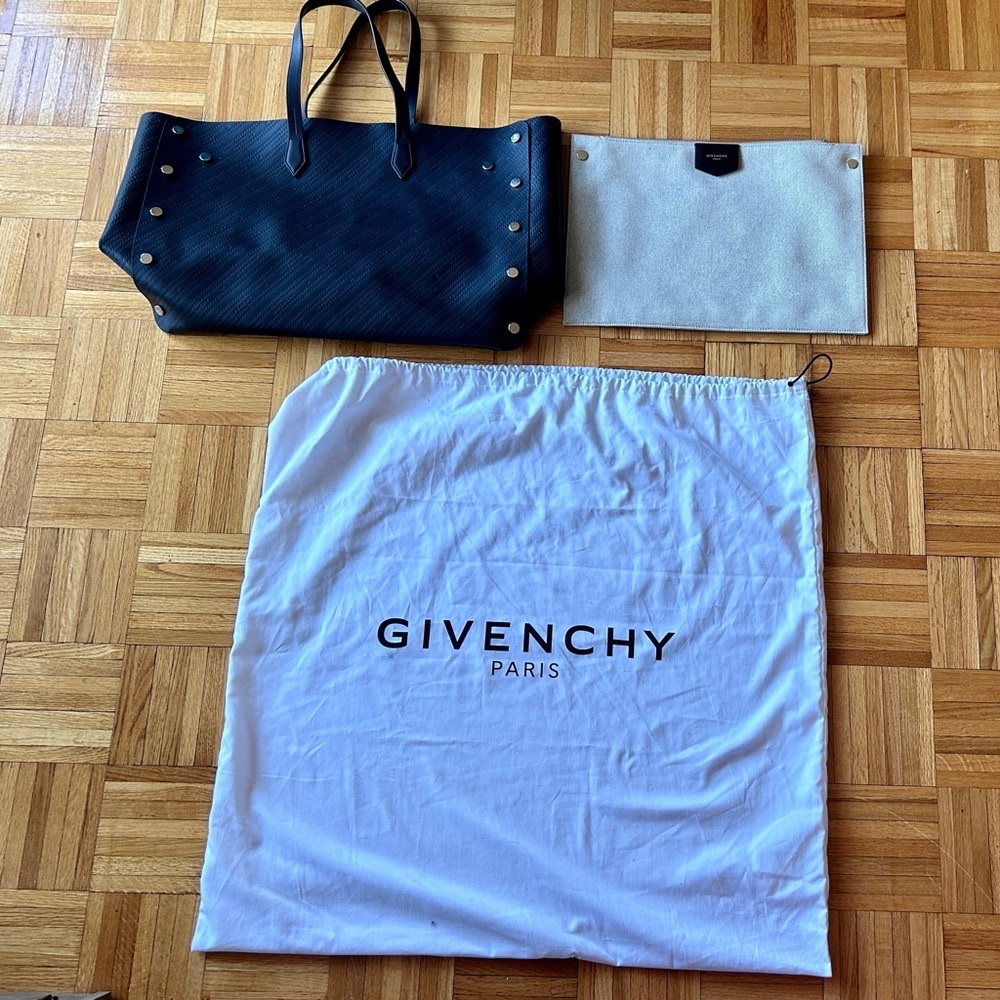 GIVENCHY Calfskin Chain
Large Bond Shopper Tote in Black.